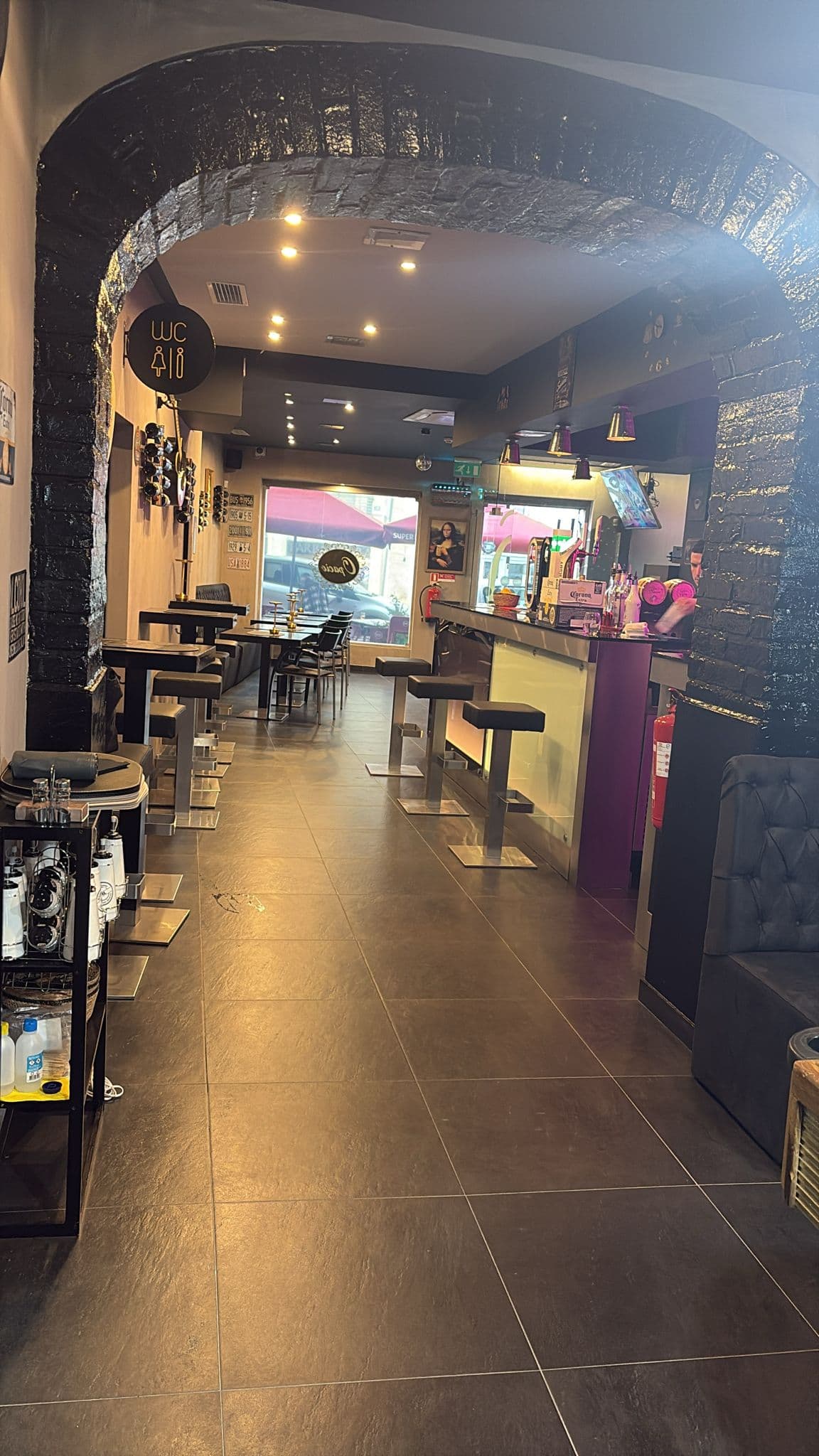 Arco e bar do O Pacio - lounge em Leiria