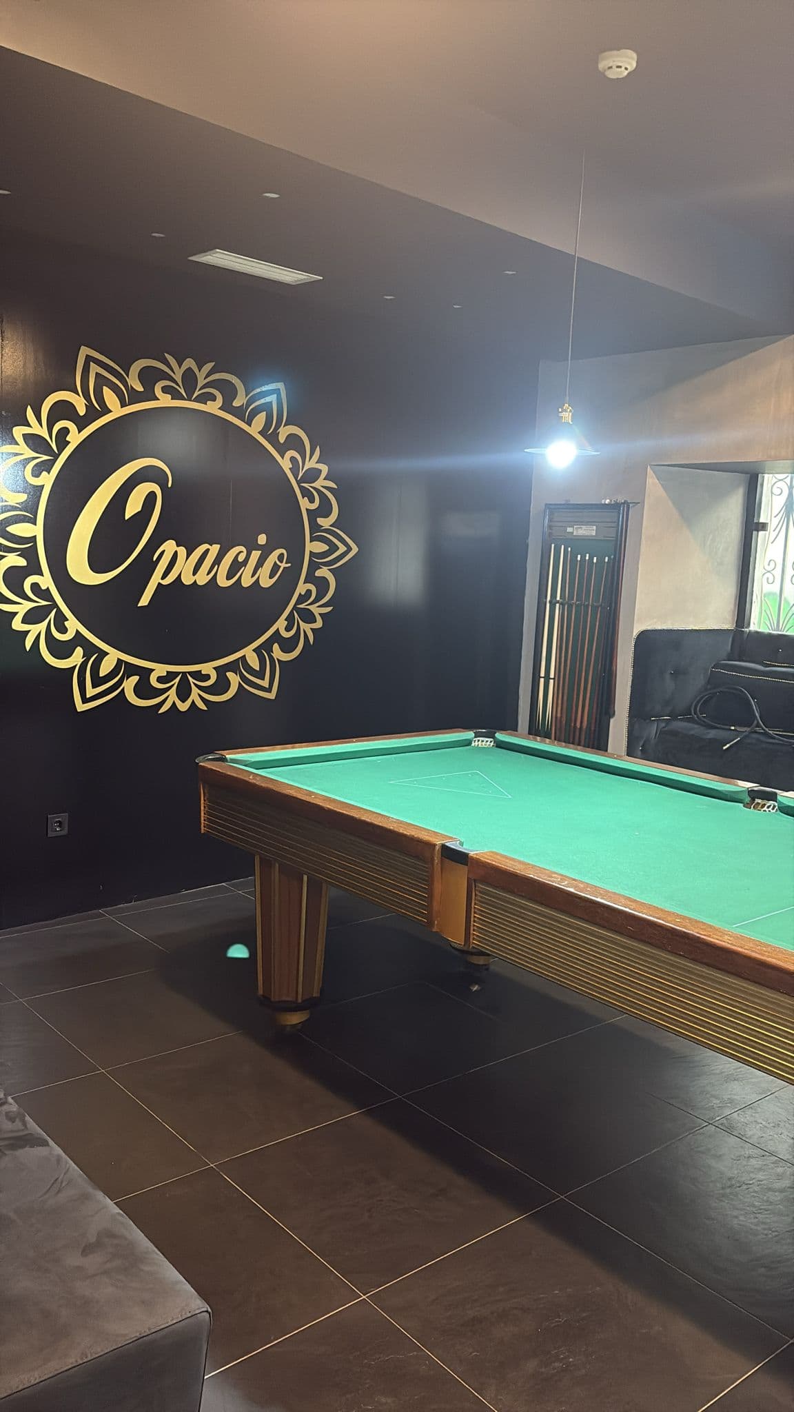 Sala de bilhar iluminada no O Pacio Leiria
