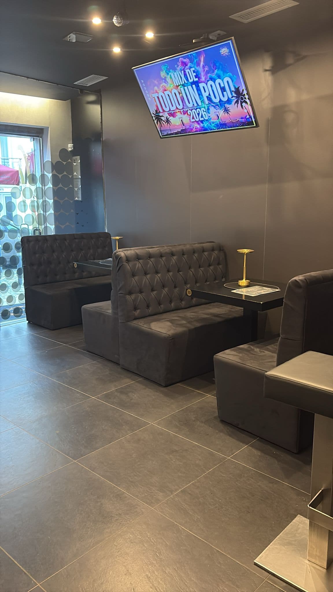 Zona de sofás e lounge do O Pacio em Leiria